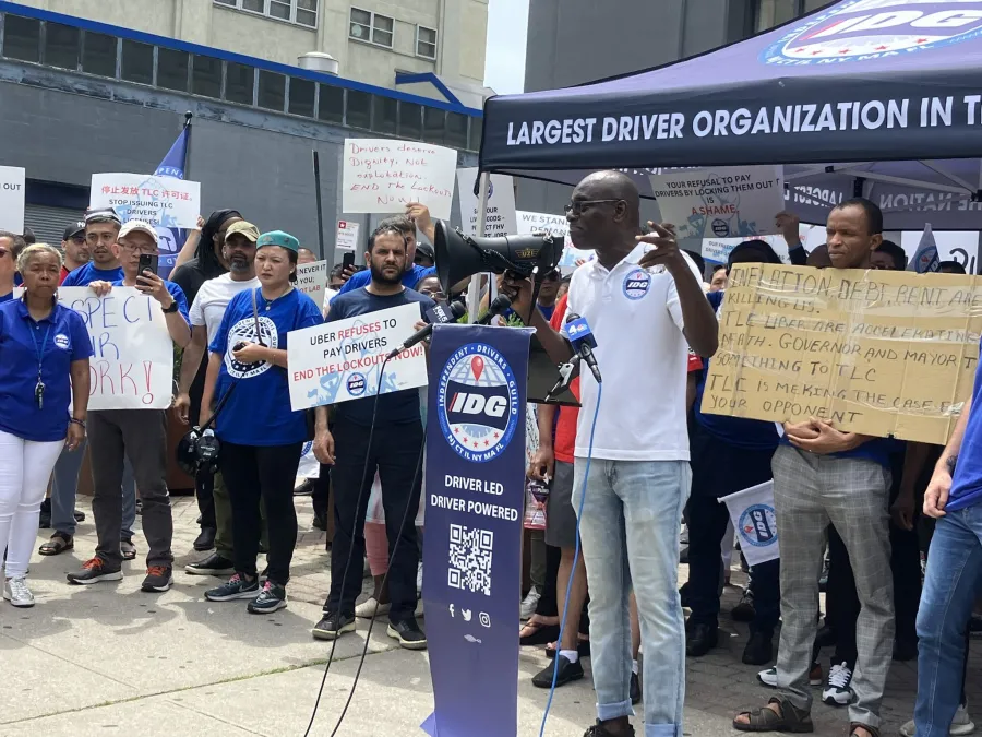 rideshare-drivers-hold-rally-long-island-city-protest-ubers-lockout-tactics-unnamed24.jpg